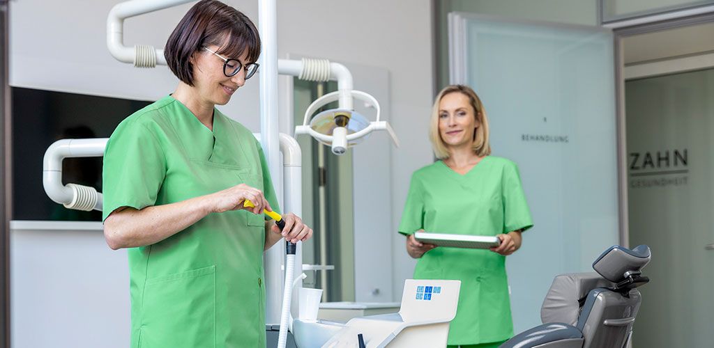 Berufsbekleidung für Zahnarztpraxen – funktional, hygienisch und professionell
