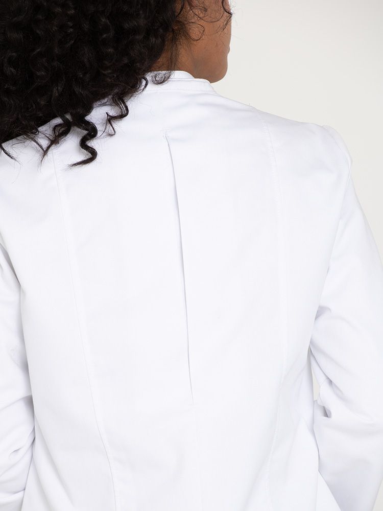 Weiße Damen Kochjacke mit tailliertem Schnitt, Langarm, Druckknöpfen und Taschen – ideal für Köchinnen in Hotel, Küche und Gastronomie