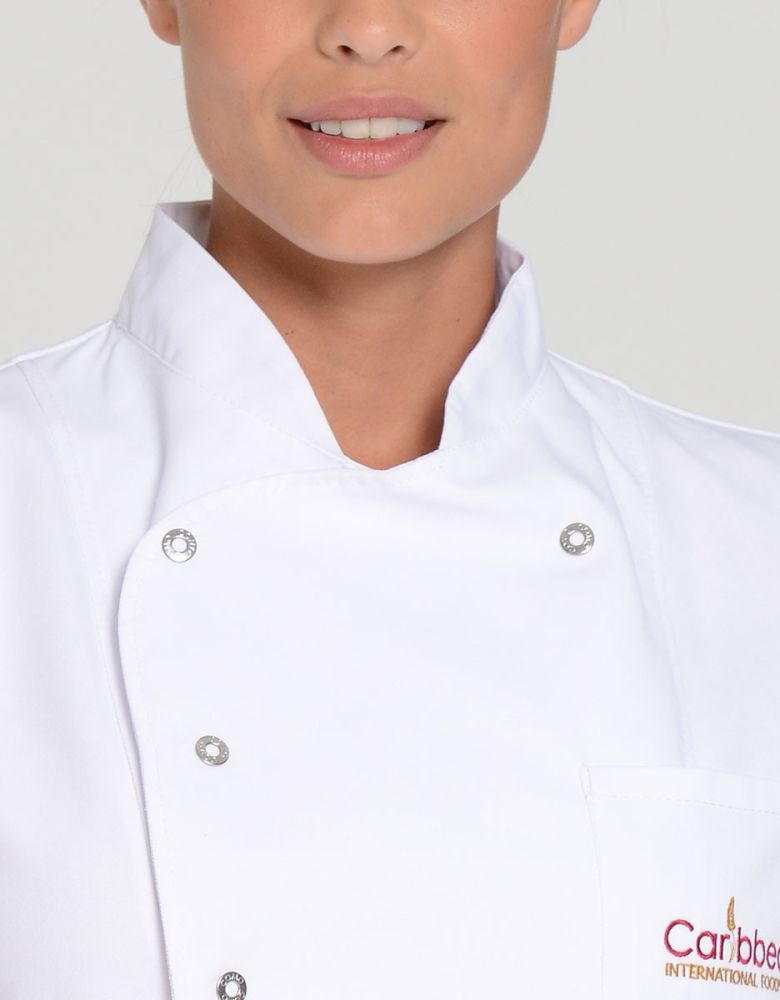 Weiße Damen Kochjacke mit tailliertem Schnitt, Langarm, Druckknöpfen und Taschen – ideal für Köchinnen in Hotel, Küche und Gastronomie