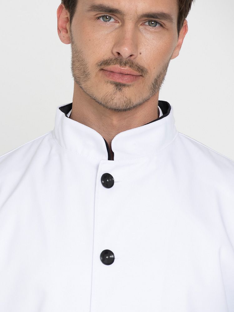 Herren-Servicejacke in Weiß mit schwarzem Kragen, Kontrastpaspeln und Knöpfen – ideal für Gastronomie, Bar oder Hotel