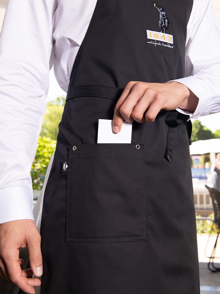 Schwarze Latzschürze für Damen und Herren mit verstellbarem Nackenband und praktischer Hüfttasche – ideal für Gastronomie, Service und Küche