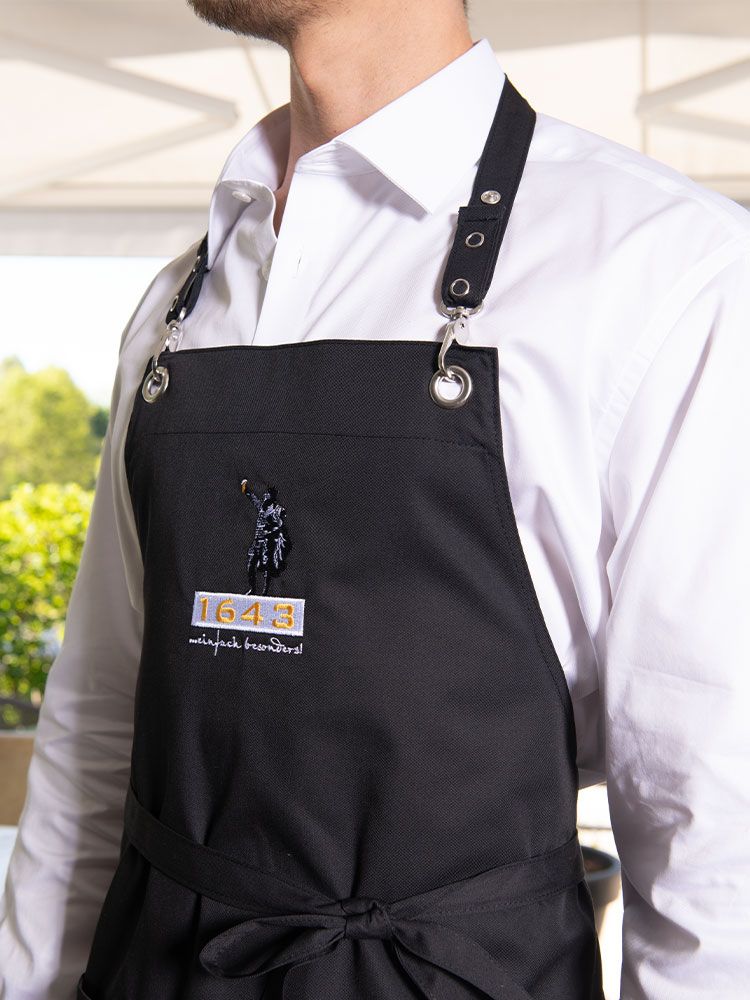 Schwarze Latzschürze für Damen und Herren mit verstellbarem Nackenband und praktischer Hüfttasche – ideal für Gastronomie, Service und Küche