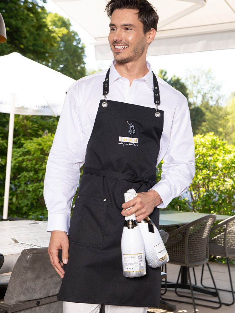 Schwarze Latzschürze für Damen und Herren mit verstellbarem Nackenband und praktischer Hüfttasche – ideal für Gastronomie, Service und Küche