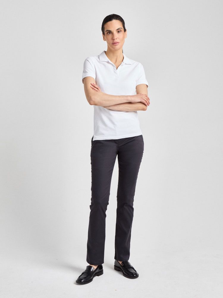 Weißes Poloshirt ohne Knöpfe
