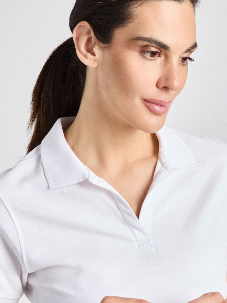 Weißes Poloshirt ohne Knöpfe