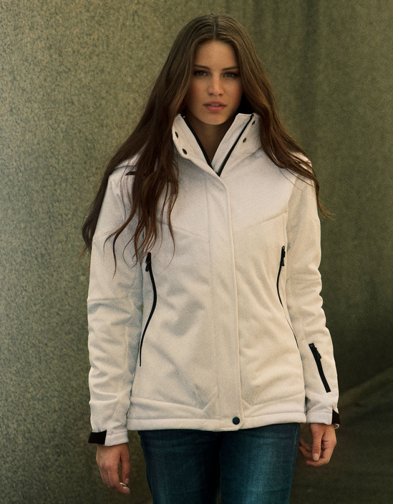 Weiße Softshelljacke Damen mit Kapuze – wetterfeste, gefütterte Jacke mit Reißverschlusstaschen und modernem Schnitt