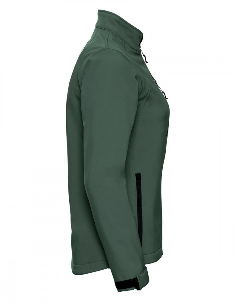 Grüne Softshelljacke für Damen mit Slim-Fit-Passform, wetterfest und atmungsaktiv – ideal für Outdoor, Arbeit oder Teambekleidung.