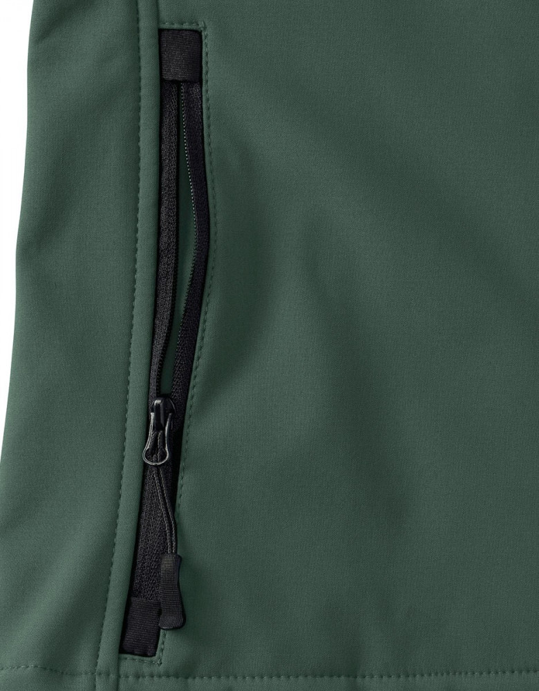 Grüne Softshelljacke für Damen mit Slim-Fit-Passform, wetterfest und atmungsaktiv – ideal für Outdoor, Arbeit oder Teambekleidung.