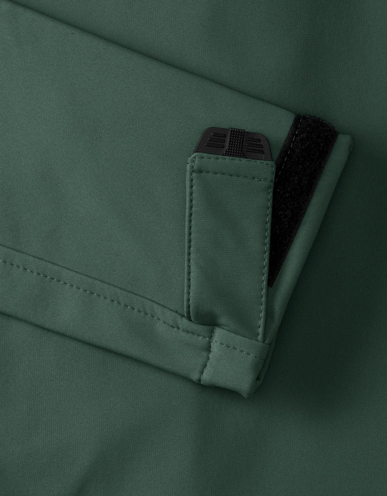 Grüne Softshelljacke für Damen mit Slim-Fit-Passform, wetterfest und atmungsaktiv – ideal für Outdoor, Arbeit oder Teambekleidung.