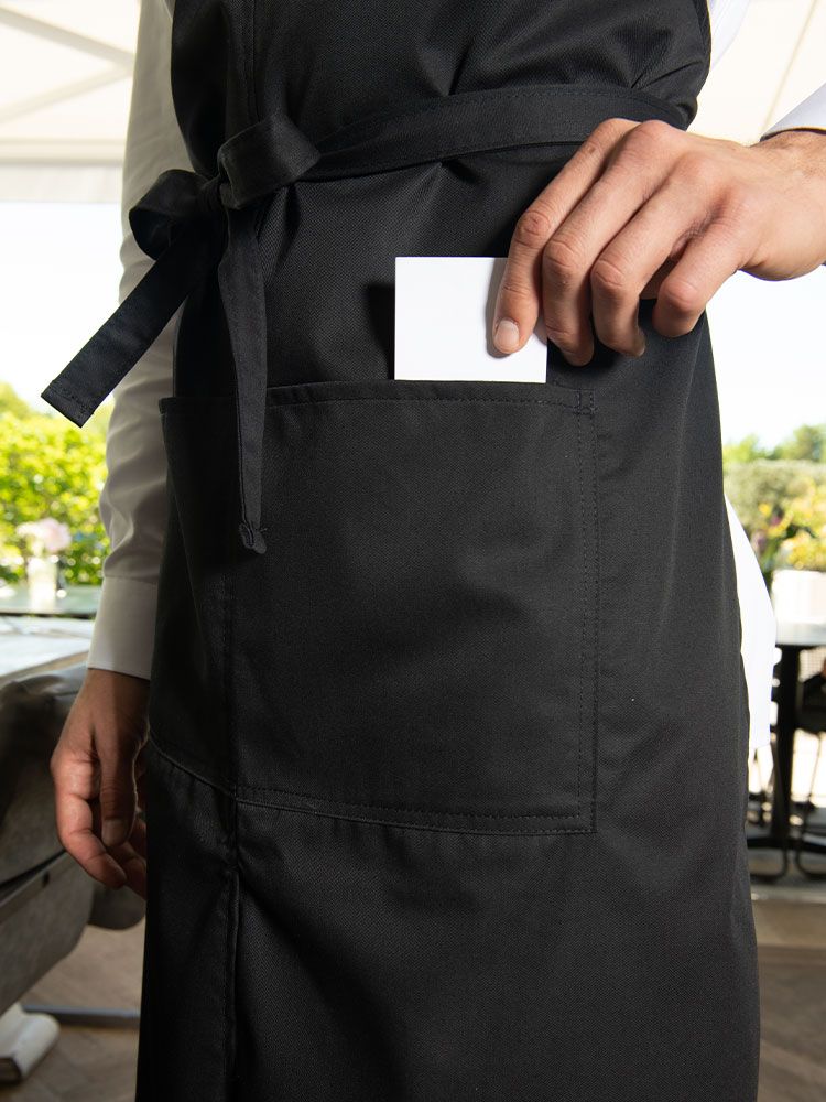 Latzschürze Gastronomie in Schwarz für Damen und Herren mit Tasche und Gehschlitz, verstellbar im Nacken