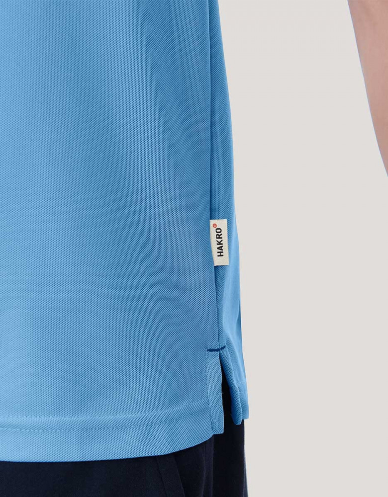 Hellblaues Funktions Poloshirt Damen mit weißer Knopfleiste für Pflege und Empfang