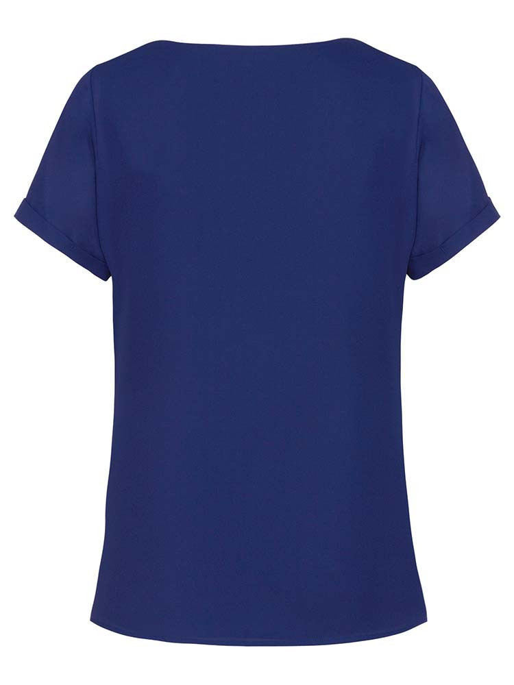Blaue Damen-Chiffonbluse mit kurzem Arm, fließendem Stoff und modernem T-Shirt-Schnitt für Business und Service.