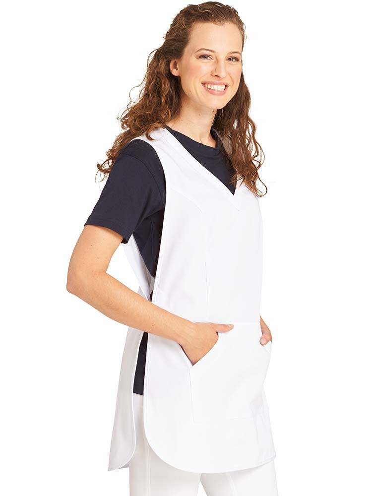 Weiße Überwurfschürze für Damen mit Wiener Nähten und Druckknopfverschluss – ideal für Kosmetik, Bäckerei und Reinigung