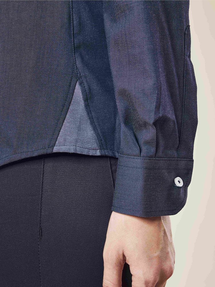 Jeansbluse Damen in Dunkelblau mit Button-Down-Kragen, Krempelärmeln und seitlichem Kontrasteinsatz – ideal für Gastronomie, Hotellerie und Freizeit.