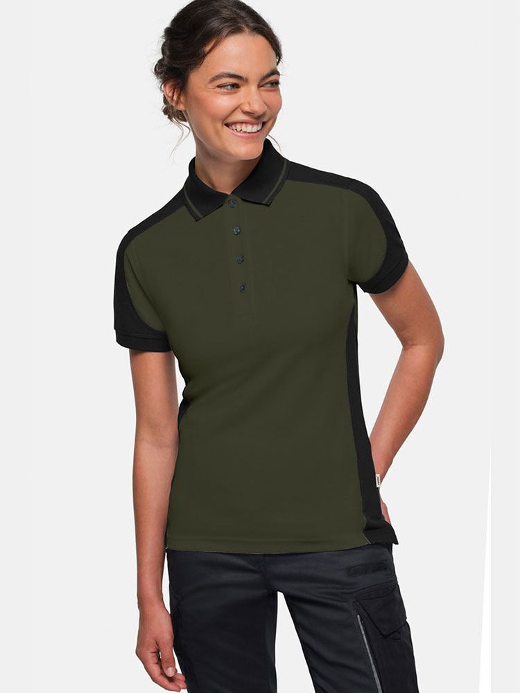 Olivgrünes Damen Arbeits Poloshirt mit schwarzen Kontrasteinsätzen und Vier-Loch-Knopfleiste – strapazierfähig und pflegeleicht für Handwerk, Pflege und Gastronomie.