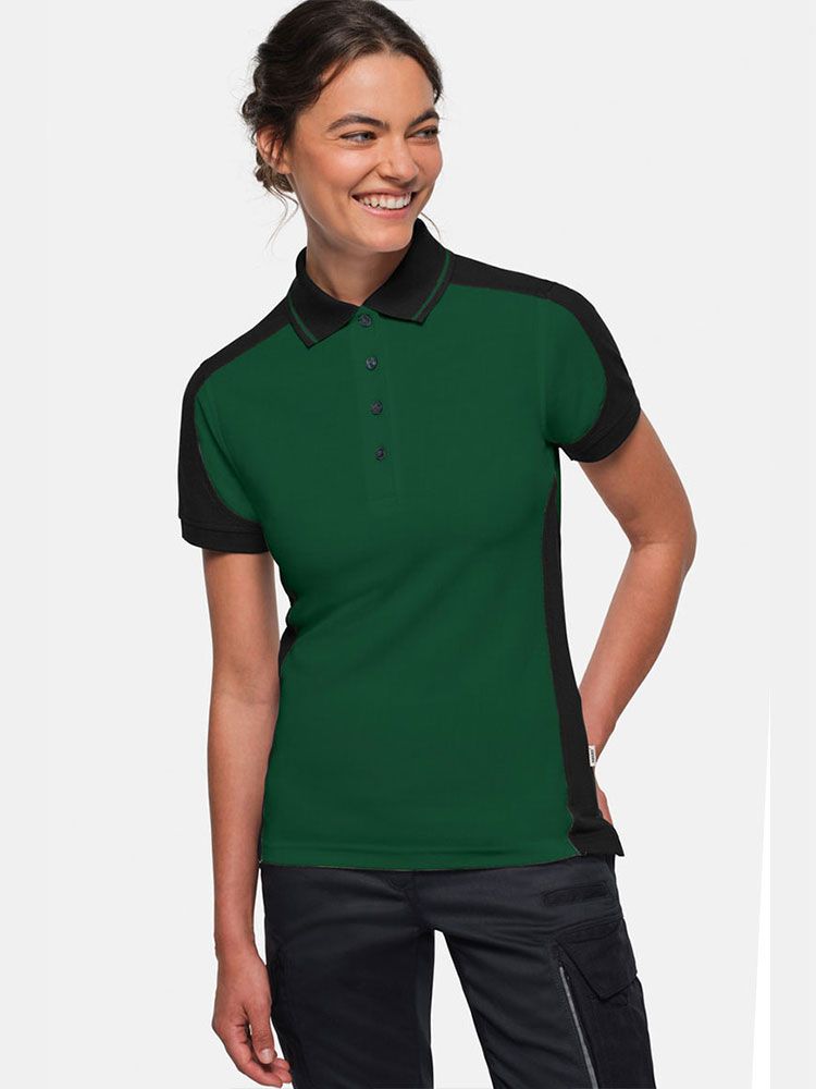 Dunkelgrünes Damen Arbeits Poloshirt mit schwarzen Kontrasteinsätzen und Vier-Loch-Knopfleiste – strapazierfähig und pflegeleicht für Handwerk, Pflege und Gastronomie.