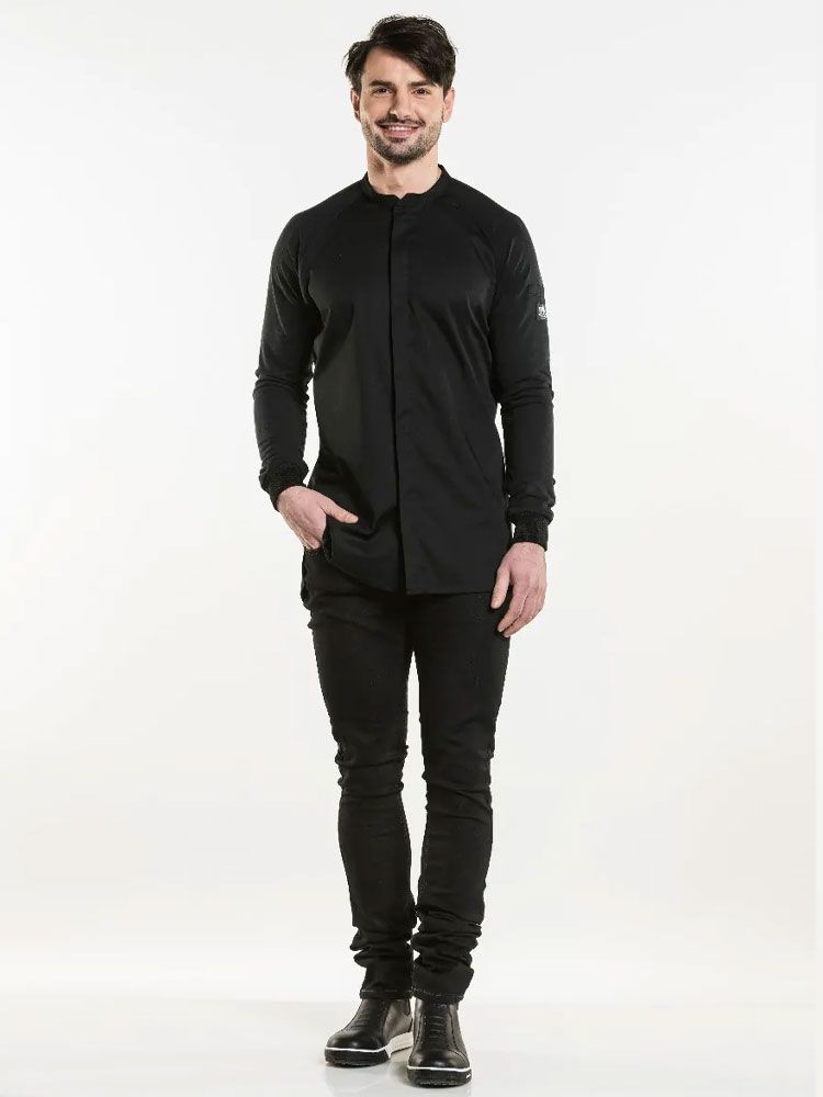 Moderne Kochjacke Herren in Schwarz mit Slim Fit und elastischen Einsätzen – ideal für professionelle Küchen und Gastronomie