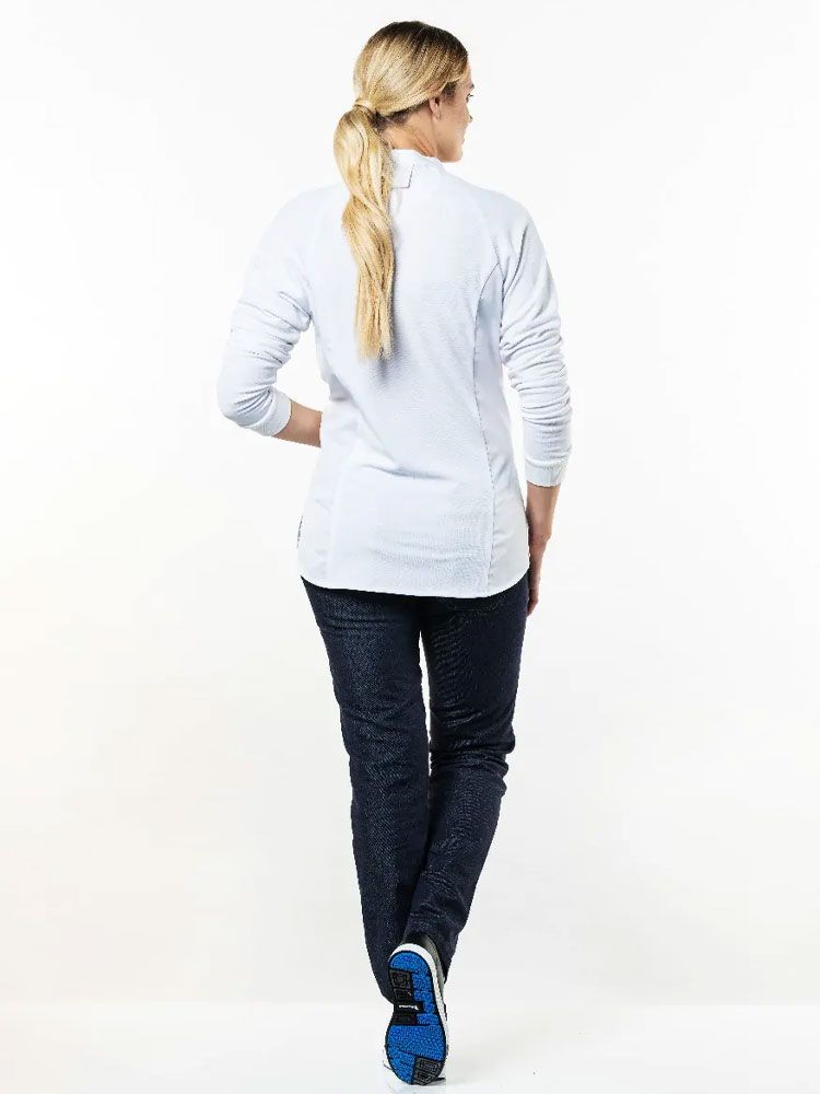 Weiße Damen Kochjacke mit taillierter Passform und elastischem Rücken – ideal für moderne Küchen und Gastronomie