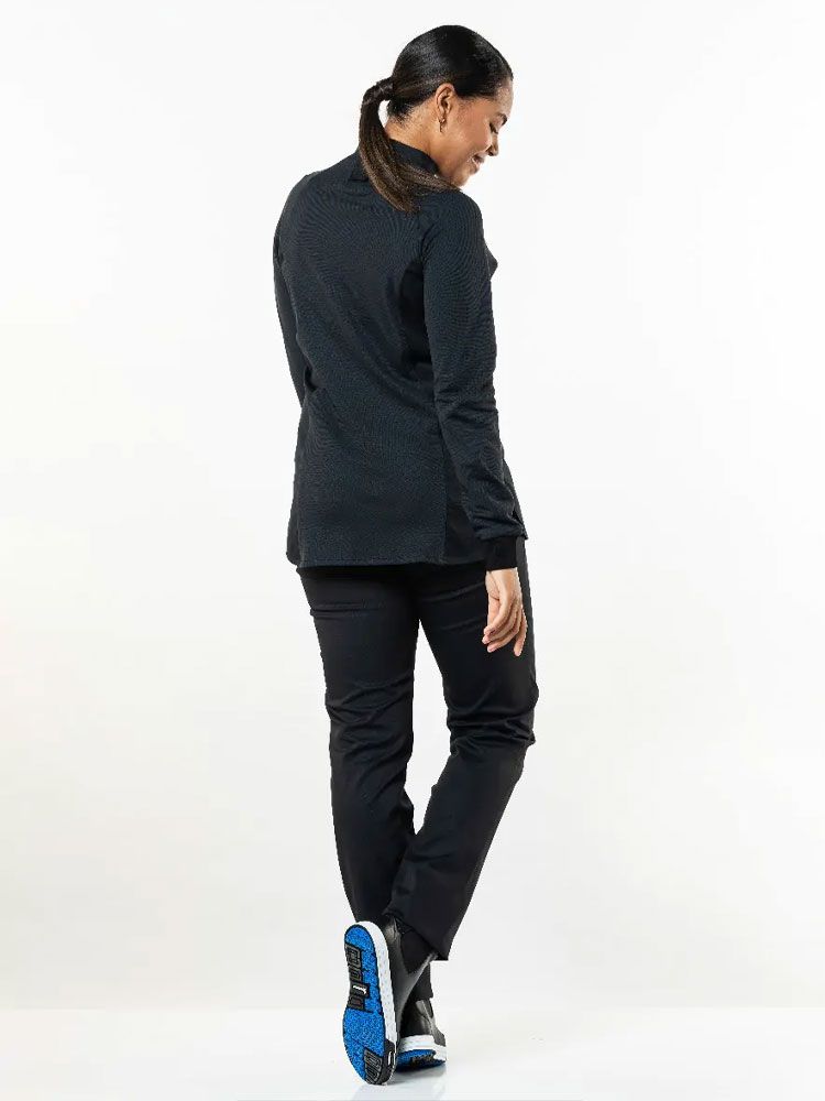 Moderne Damen Kochjacke in Schwarz mit taillierter Passform und elastischen Einsätzen – ideal für Gastronomie, Küche und Service