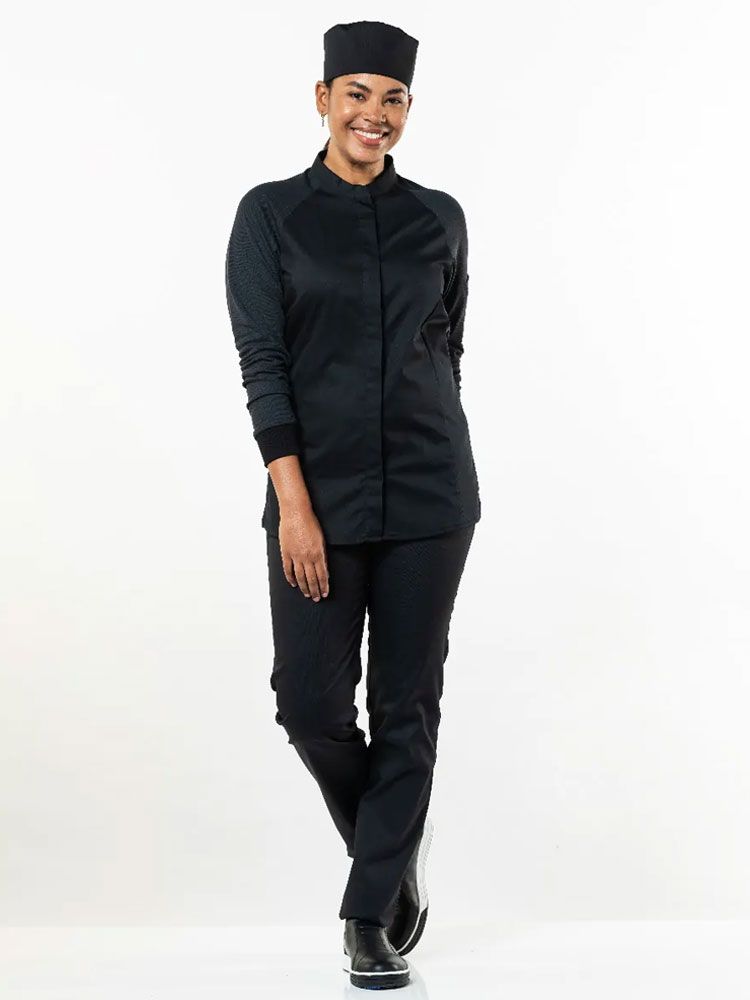 Moderne Damen Kochjacke in Schwarz mit taillierter Passform und elastischen Einsätzen – ideal für Gastronomie, Küche und Service
