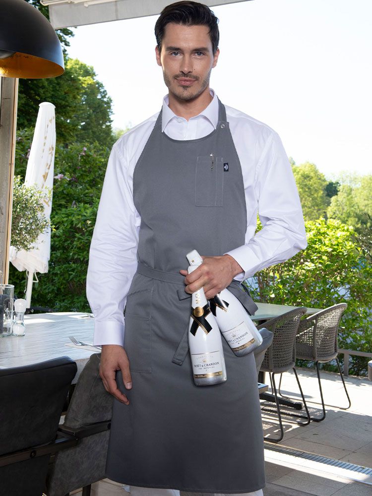 Elegante Sommelier Schürze in Schwarz aus der COMO Deluxe Serie mit verstellbarem Nackenband, Doppeltasche und Brustfach für Damen und Herren