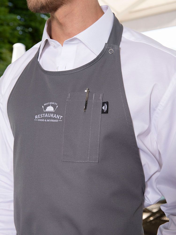 Elegante Sommelier Schürze in Schwarz aus der COMO Deluxe Serie mit verstellbarem Nackenband, Doppeltasche und Brustfach für Damen und Herren