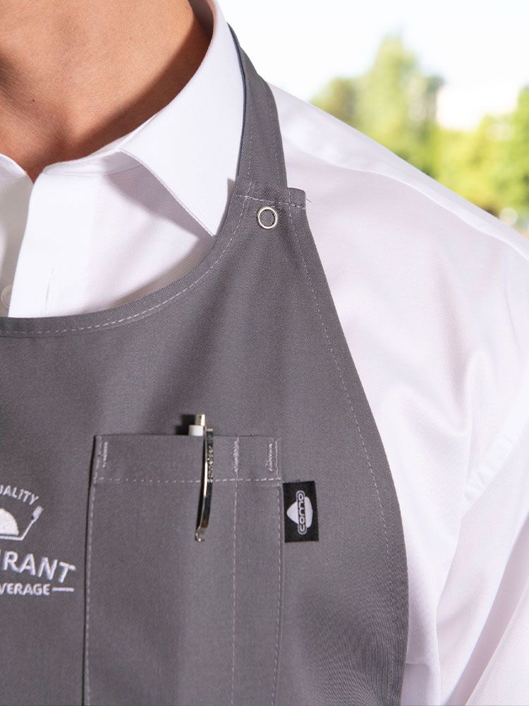 Elegante Sommelier Schürze in Schwarz aus der COMO Deluxe Serie mit verstellbarem Nackenband, Doppeltasche und Brustfach für Damen und Herren