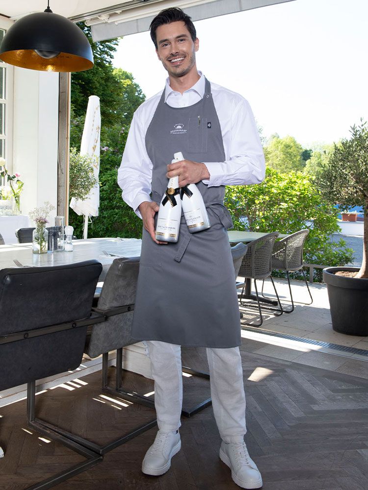 Elegante Sommelier Schürze in Schwarz aus der COMO Deluxe Serie mit verstellbarem Nackenband, Doppeltasche und Brustfach für Damen und Herren