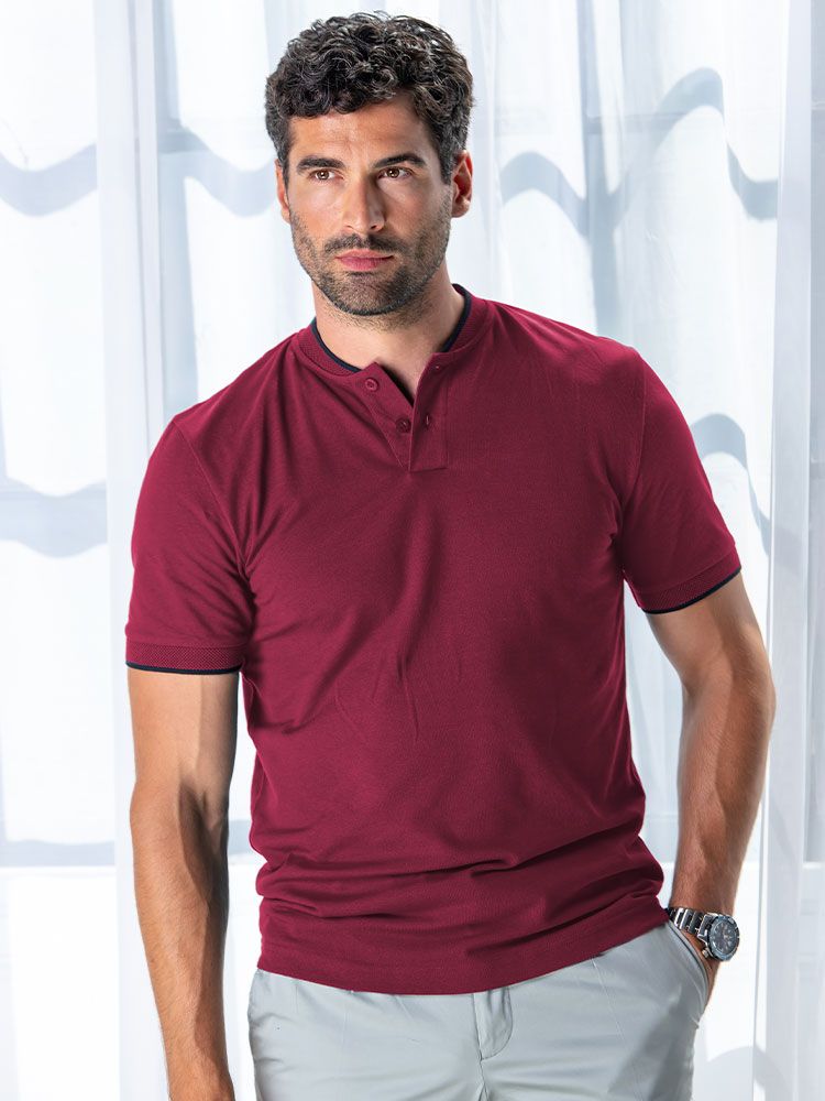 Weinrotes Herren Poloshirt ohne Kragen mit Kontraststreifen und Stehkragen in „Bomber“-Optik