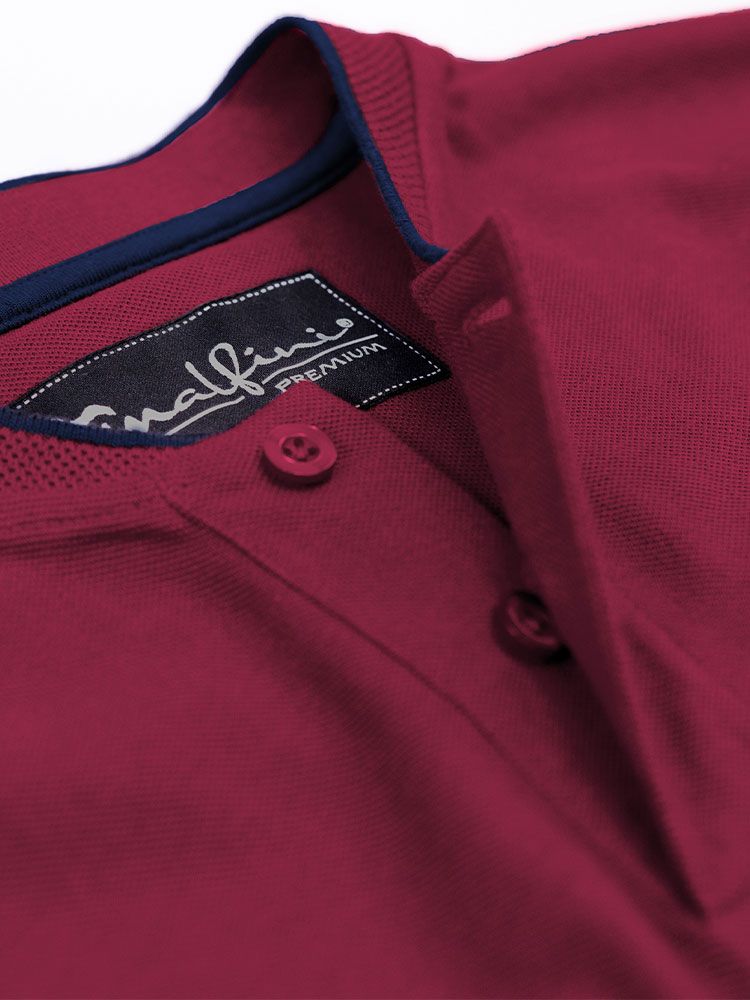 Weinrotes Herren Poloshirt ohne Kragen mit Kontraststreifen und Stehkragen in „Bomber“-Optik