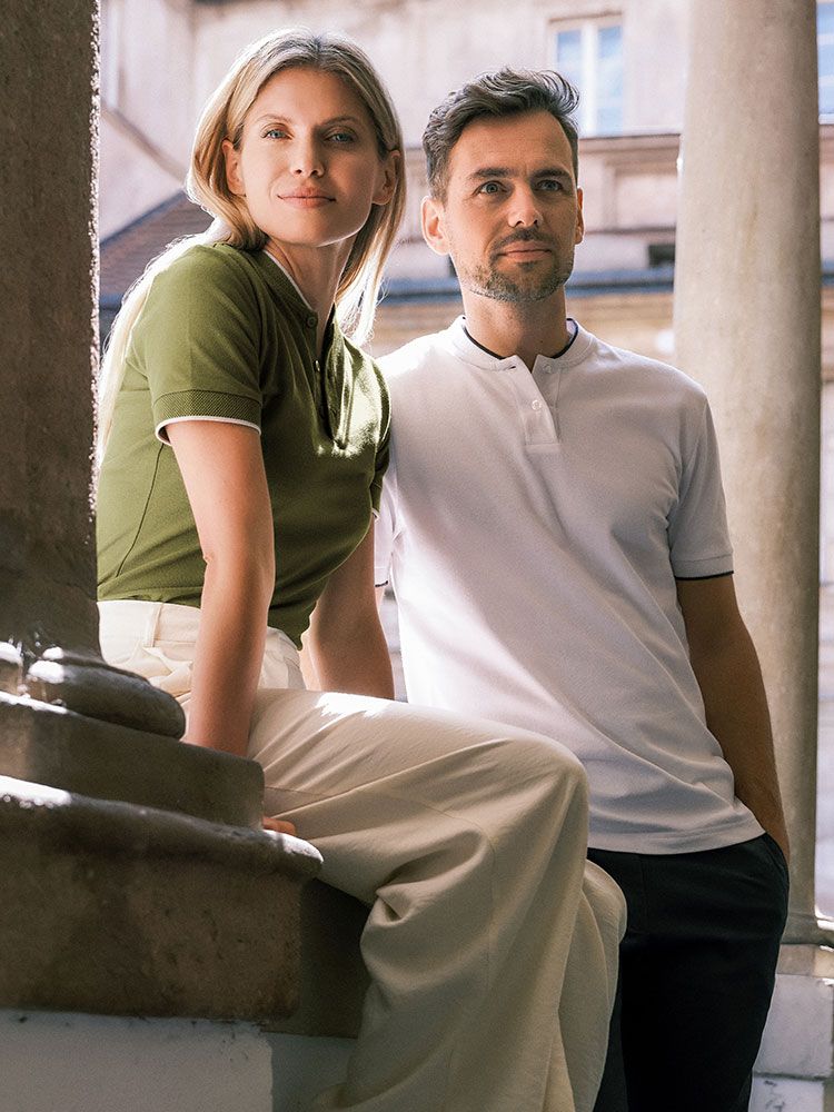 Dunkelblaues Polo Shirt mit Stehkragen für Herren – sportlich, elegant, mit Kontraststreifen