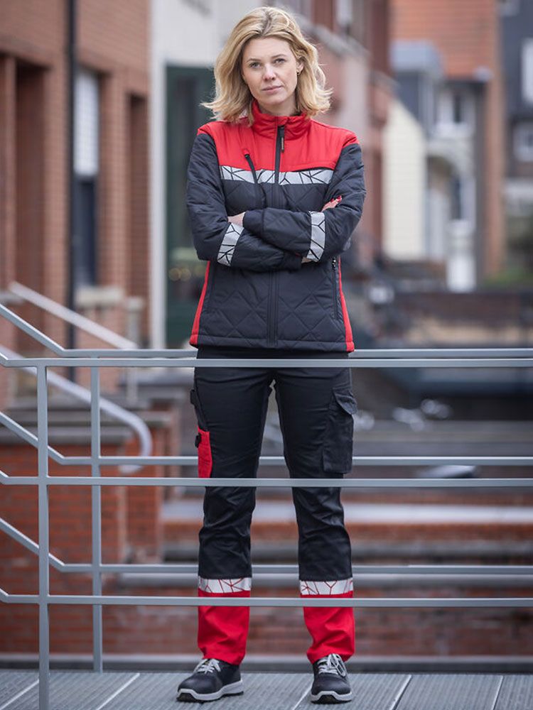 Rote Damen-Arbeitshose mit Reflektoren, Cargotaschen und funktionalem Schnitt