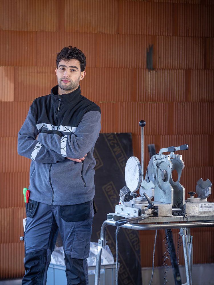 Graue Warnschutz Fleecejacke für Herren mit atmungsaktivem Fleece und dezenter Optik