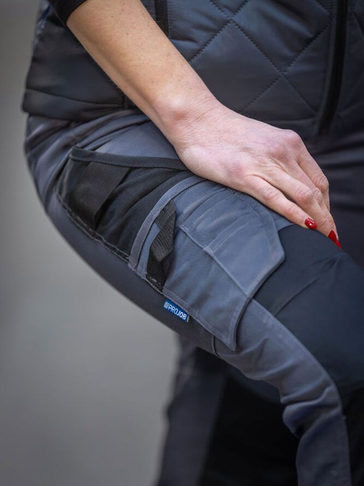Graue Damen-Arbeitshose mit Reflektoren, funktionalem Schnitt und Cargotasche