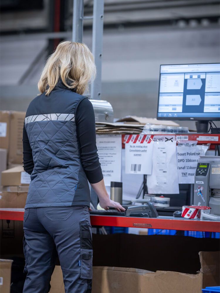 Graue Damen-Arbeitshose mit Reflektoren, funktionalem Schnitt und Cargotasche