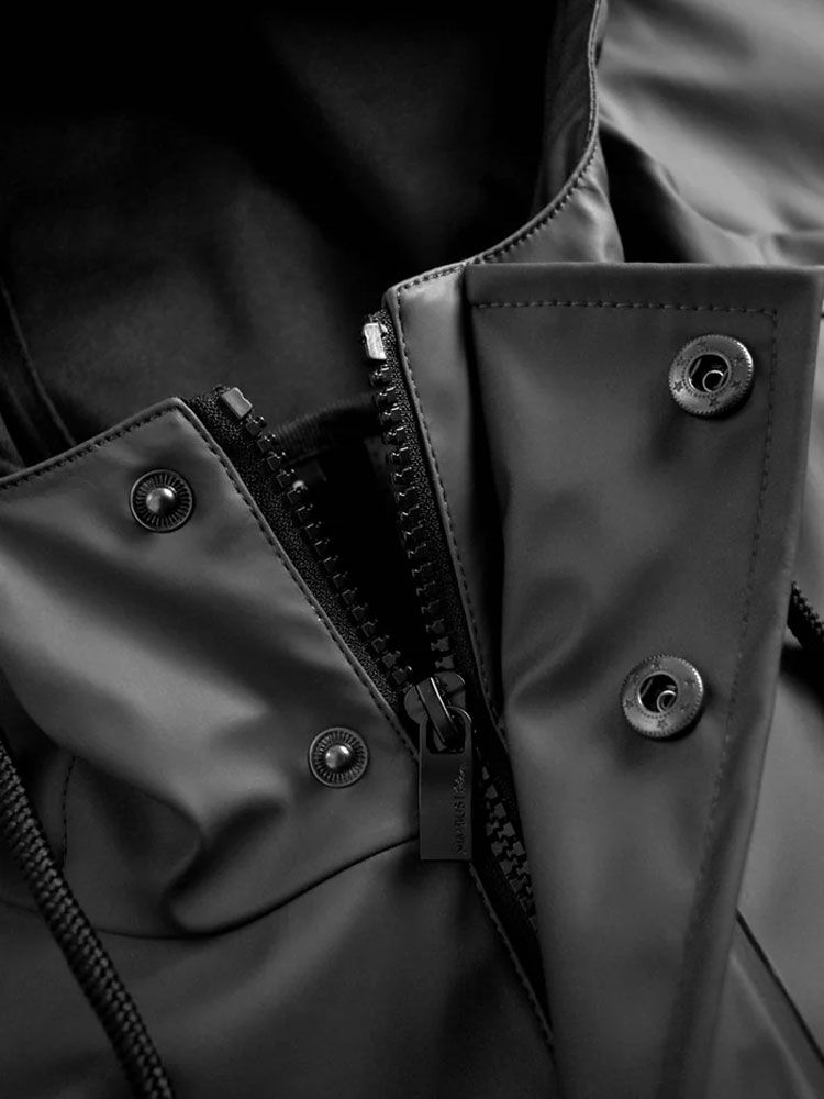 Regenmantel Unisex in Schwarz, mattes Finish, Kapuze, wasserdicht mit verschweißten Nähten