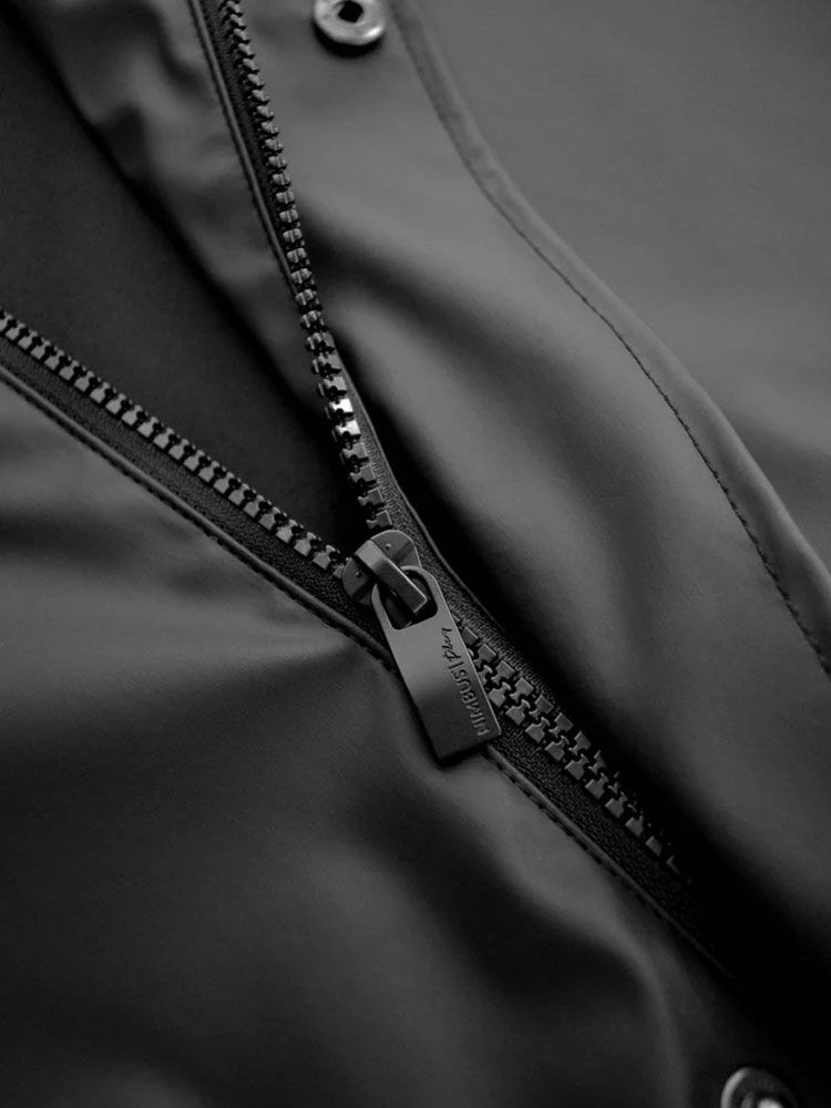 Regenmantel Unisex in Schwarz, mattes Finish, Kapuze, wasserdicht mit verschweißten Nähten