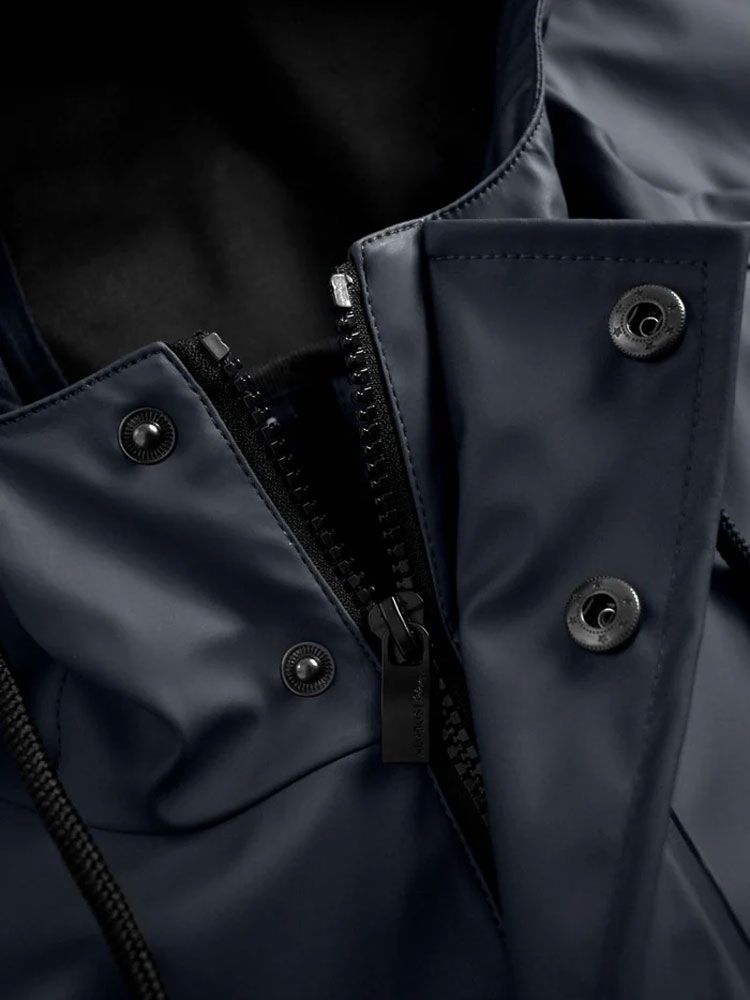 Dunkelblauer Regenmantel, mattes Finish, wasserdicht mit verschweißten Nähten und Kapuze