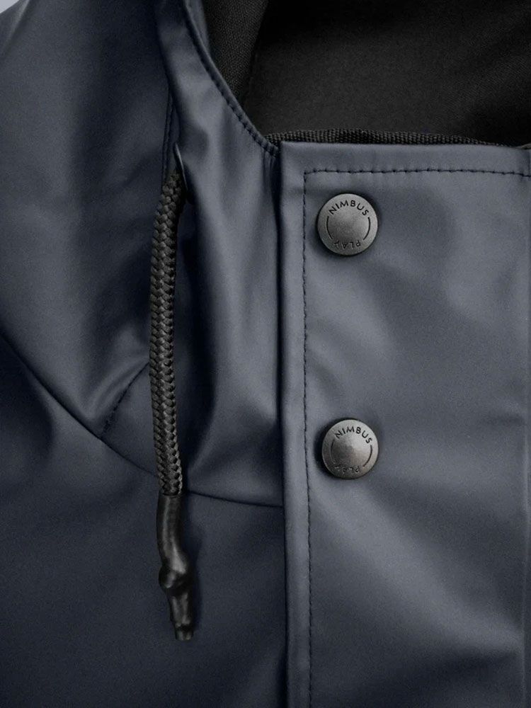 Dunkelblauer Regenmantel, mattes Finish, wasserdicht mit verschweißten Nähten und Kapuze