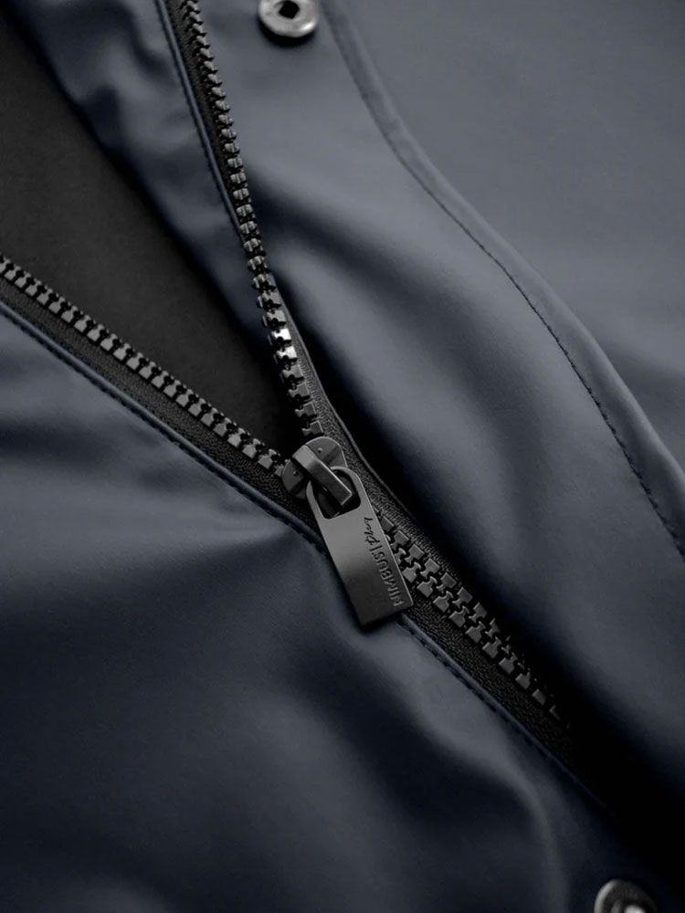 Dunkelblauer Regenmantel, mattes Finish, wasserdicht mit verschweißten Nähten und Kapuze