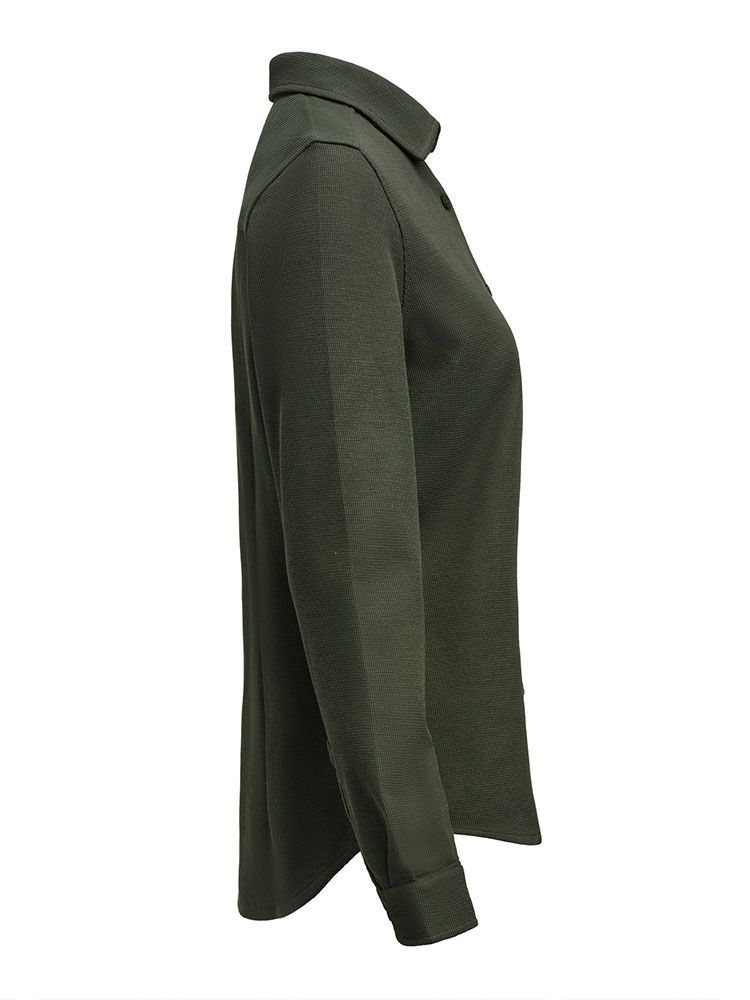Taillierte Damenbluse in Tannengrün aus Waffelstrick mit verdecktem Button-Down-Kragen