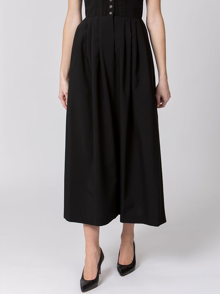 Schwarzes Gastro Dirndl für Damen mit weißer Bluse für Gastronomie und Hotel
