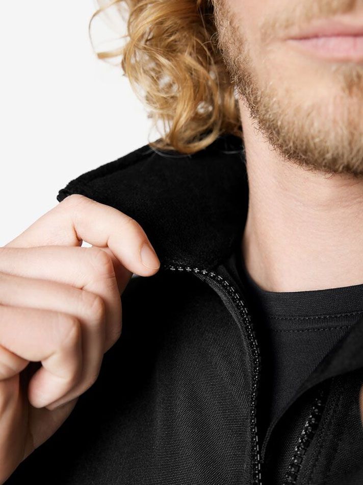 Schwarze FHB Arbeitsjacke mit Fleecekragen, Webpelz-Innenfutter und praktischen Taschen für Handwerk