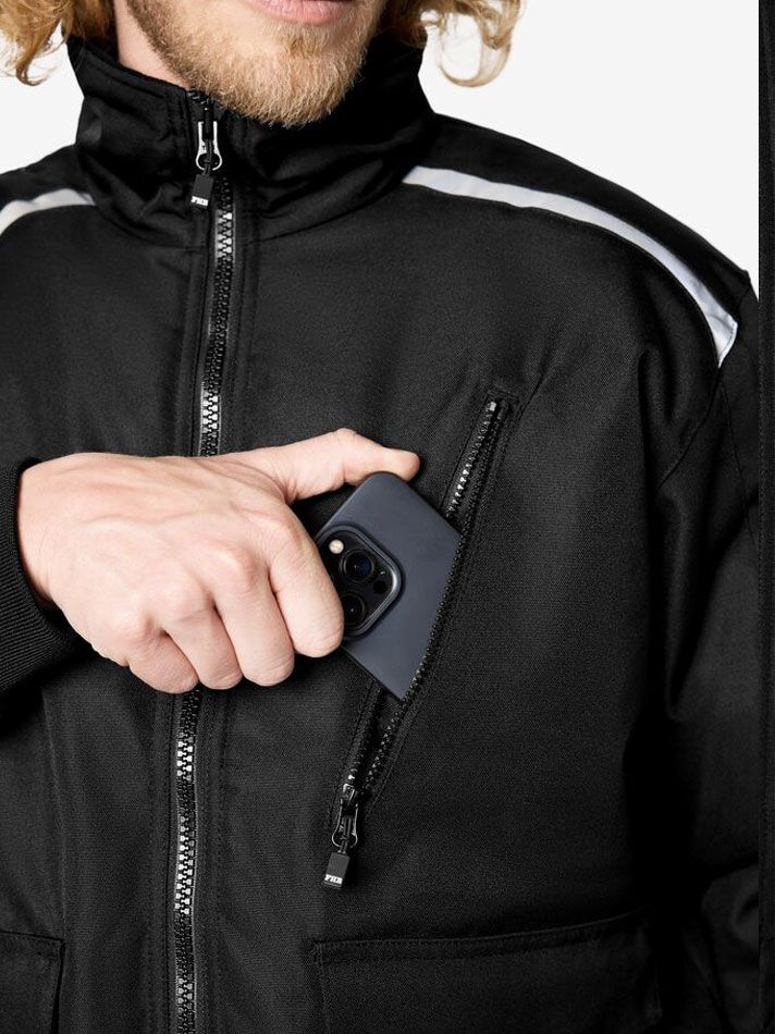 Schwarze FHB Arbeitsjacke mit Fleecekragen, Webpelz-Innenfutter und praktischen Taschen für Handwerk