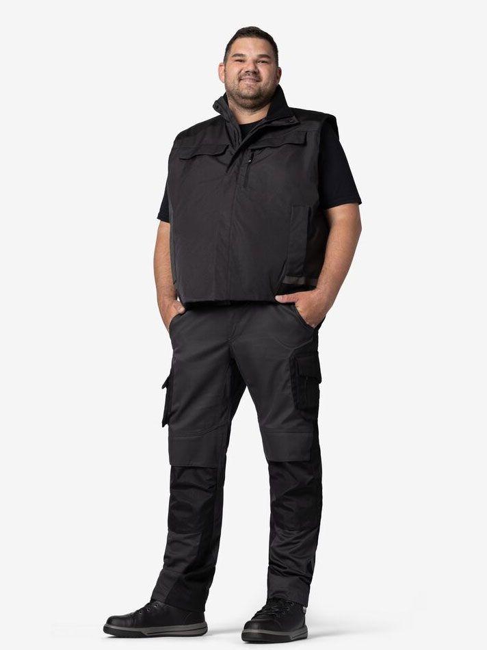 Schwarze FHB Arbeitsweste mit Wattierung, Mikro-Fleece-Kragen und praktischen Taschen für Handwerk und Workwear