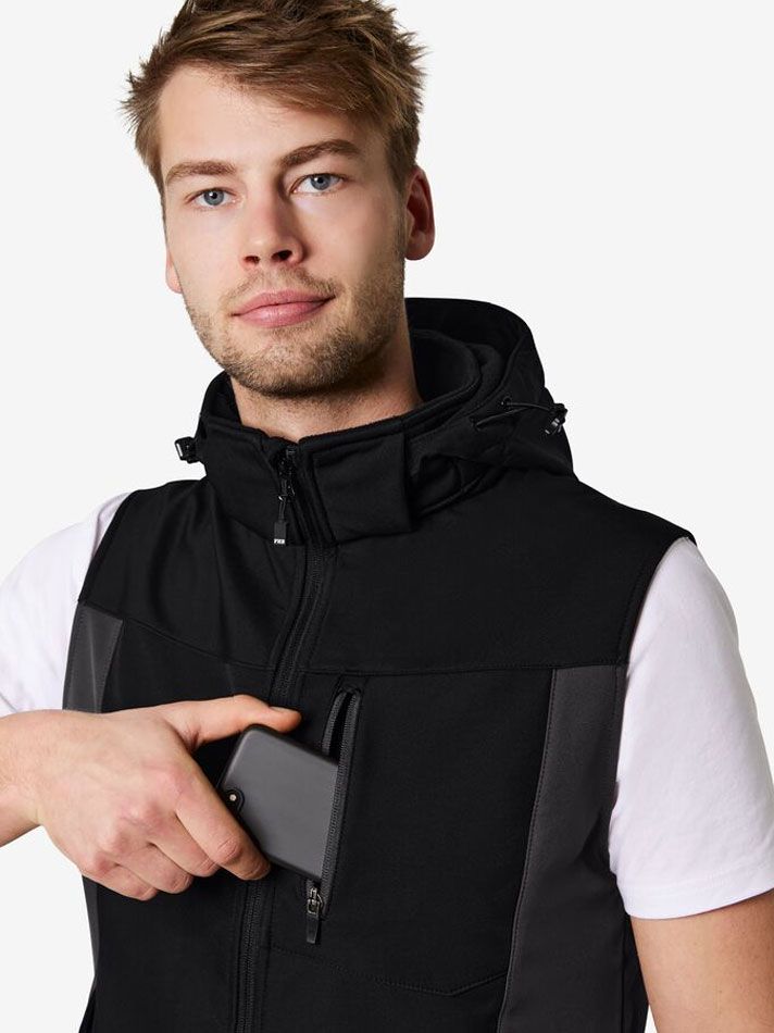FHB Softshellweste in Anthrazit-Schwarz mit Kapuze für Arbeit, Handwerk und Outdoor-Einsatz