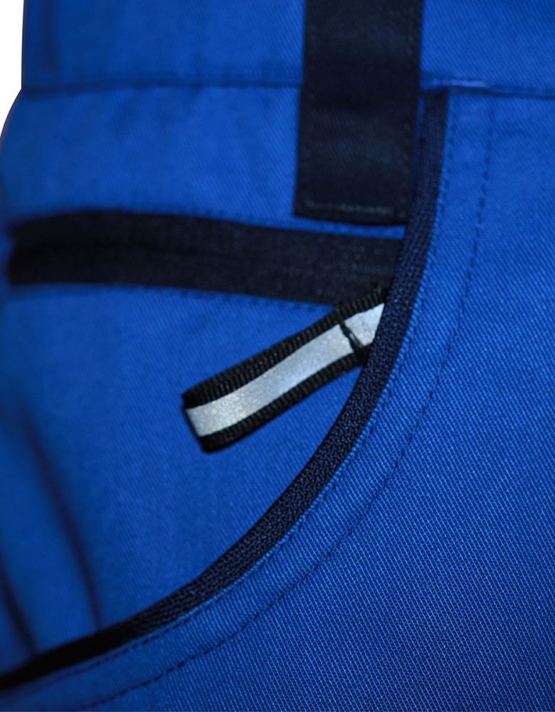 Blaue Arbeitshose mit verstärkten Knien, vielen Taschen und reflektierenden Details für Handwerker