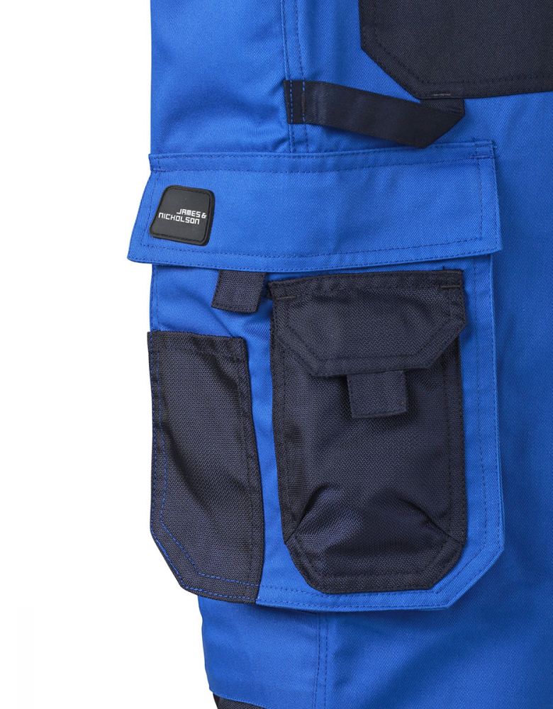 Blaue Arbeitshose mit verstärkten Knien, vielen Taschen und reflektierenden Details für Handwerker