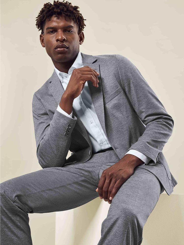 Herren Jersey Sakko Grau Meliert – Regular Fit, elegantes Sakko aus elastischem Jersey-Gewebe, Zwei-Knopf-Verschluss, aufgesetzte Taschen und Seitenschlitze, ideal für Business, Büro, Verkauf und Gastronomie.