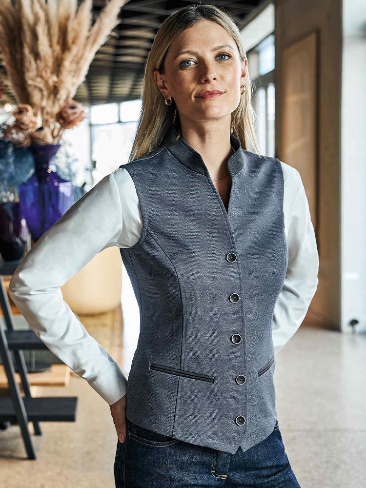 Blaugraue Damen-Trachtenweste mit Stehkragen, 4-Knopf-Verschluss und Paspeltaschen im modernen Landhausstil